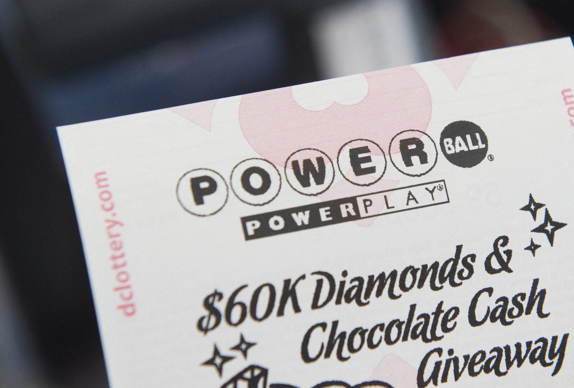 Revisa esta nota para conocer los números ganadores del Powerball en el sorteo del 09/03/2026 y averiguar si el premio mayor ya tiene dueño. (Foto: SAUL LOEB / AFP)