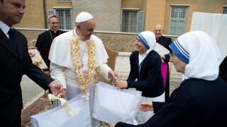 Papa Francisco critica "capitalismo salvaje" en visita a una casa de acogida