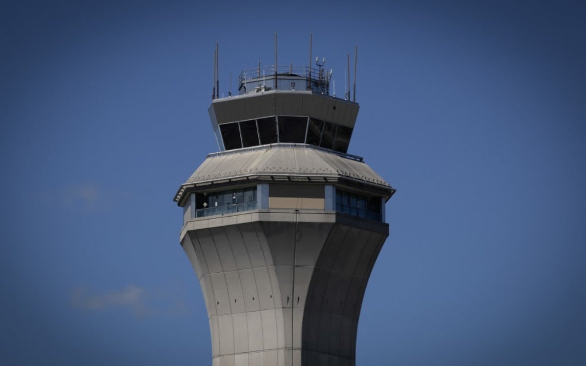 La torre de control del aeropuerto Newark Liberty International, en Nueva Jersey, tuvo que ser evacuada la mañana del lunes tras reportarse humo en su interior. (Foto: Kena Betancur / AFP)