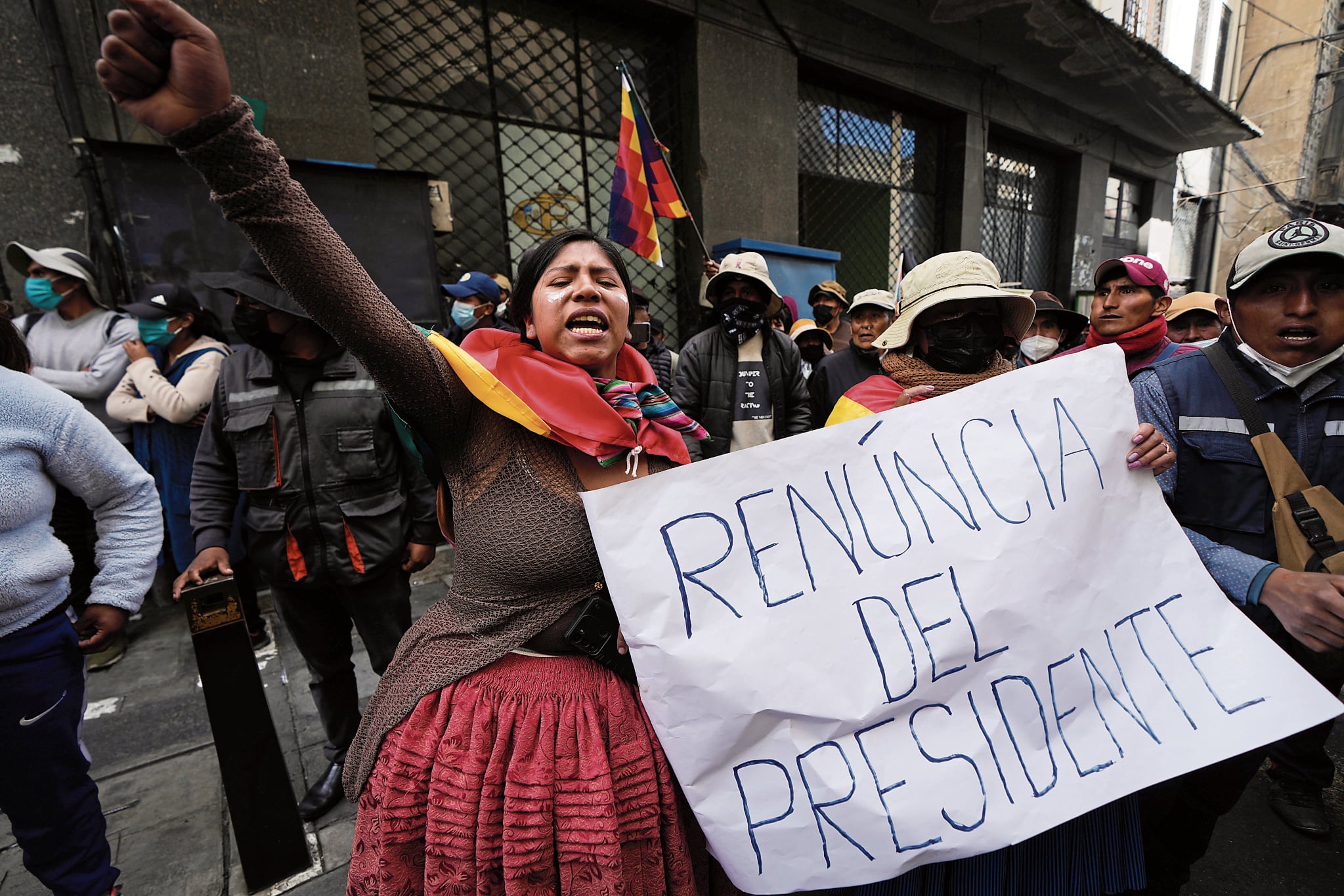 Bloqueos continúan y pobladores exigen la renuncia de Rodrigo Paz a la Presidencia.