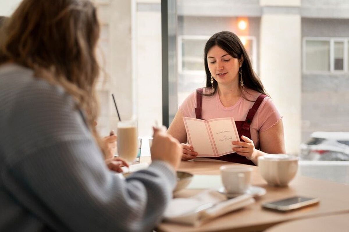 Cuando una persona elige los platos que consumirá en el menú, muchas veces se deja influenciar por los precios (Foto: Freepik)