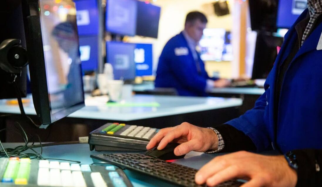 Los mercados mostraron su nerviosismo en la sesión del jueves, cuando la perspectiva de un leve endurecimiento de la política monetaria en Japón hizo caer al S&P 500 más de un 1% (Foto: Bloomberg/Michael Nagle)