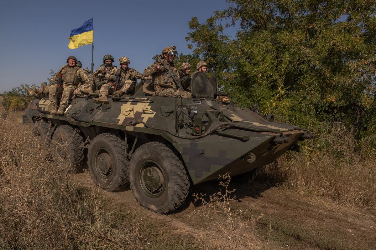 Miembros ucranianos del batallón OPFOR viajan encima de un vehículo blindado mientras participan en un entrenamiento militar en la región de Donetsk el 26 de septiembre de 2023, en medio de la invasión rusa de Ucrania. (Foto de Román PILIPEY / AFP).