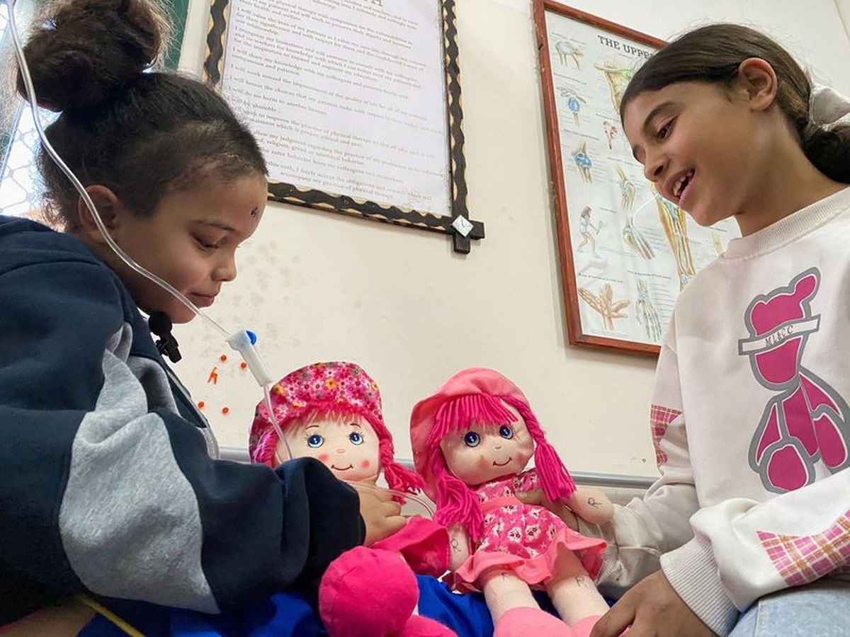A pesar de la gran costra que tiene en la frente y de las cicatrices más finas que hasta la mejilla, el rostro de Razan se iluminó con una gran sonrisa mientras jugaba con dos muñecas rosas de trapo, arrullándolas como haría una madre con un bebé. (Foto: REUTERS)