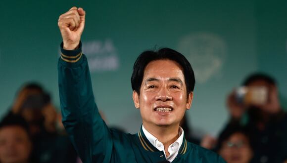 William Lai Ching-te hace gestos durante una manifestación tras ganar las elecciones presidenciales en Taipei, Taiwán, el 13 de enero de 2024. (Foto de EFE/EPA/DANIEL CENG)