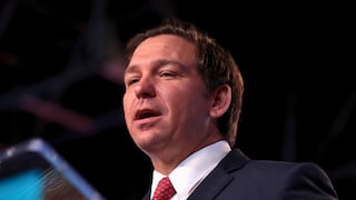 Ya está vigente: Ron DeSantis aprobó una ley que otorgará estacionamiento de por vida a ciertos ciudadanos en Florida