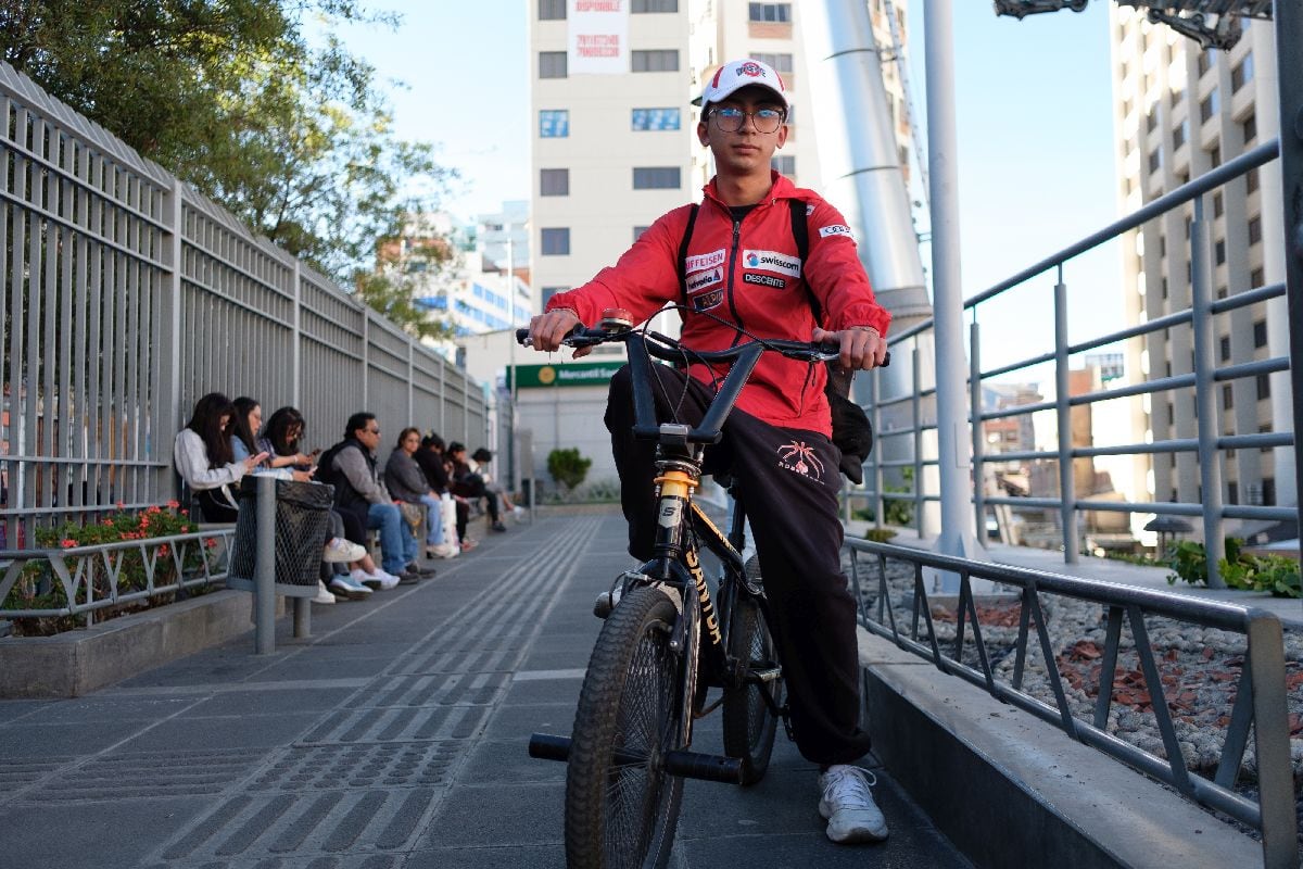 Adrián Coria en su bicicleta durante una huelga de transporte público en La Paz el 19 de diciembre. Fotógrafo: Manuel Seoane/Bloomberg