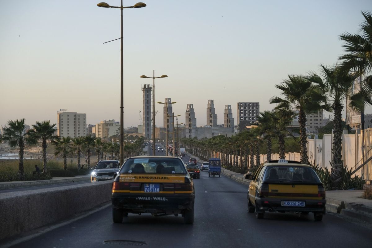 Al final de la sesión en Asia, las autoridades endurecieron las restricciones comerciales para los inversionistas institucionales en el país, así como a algunas unidades extraterritoriales, según personas familiarizadas con el asunto.