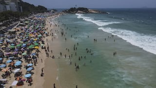 Los brasileños desafían el intenso calor en las playas de Río de Janeiro