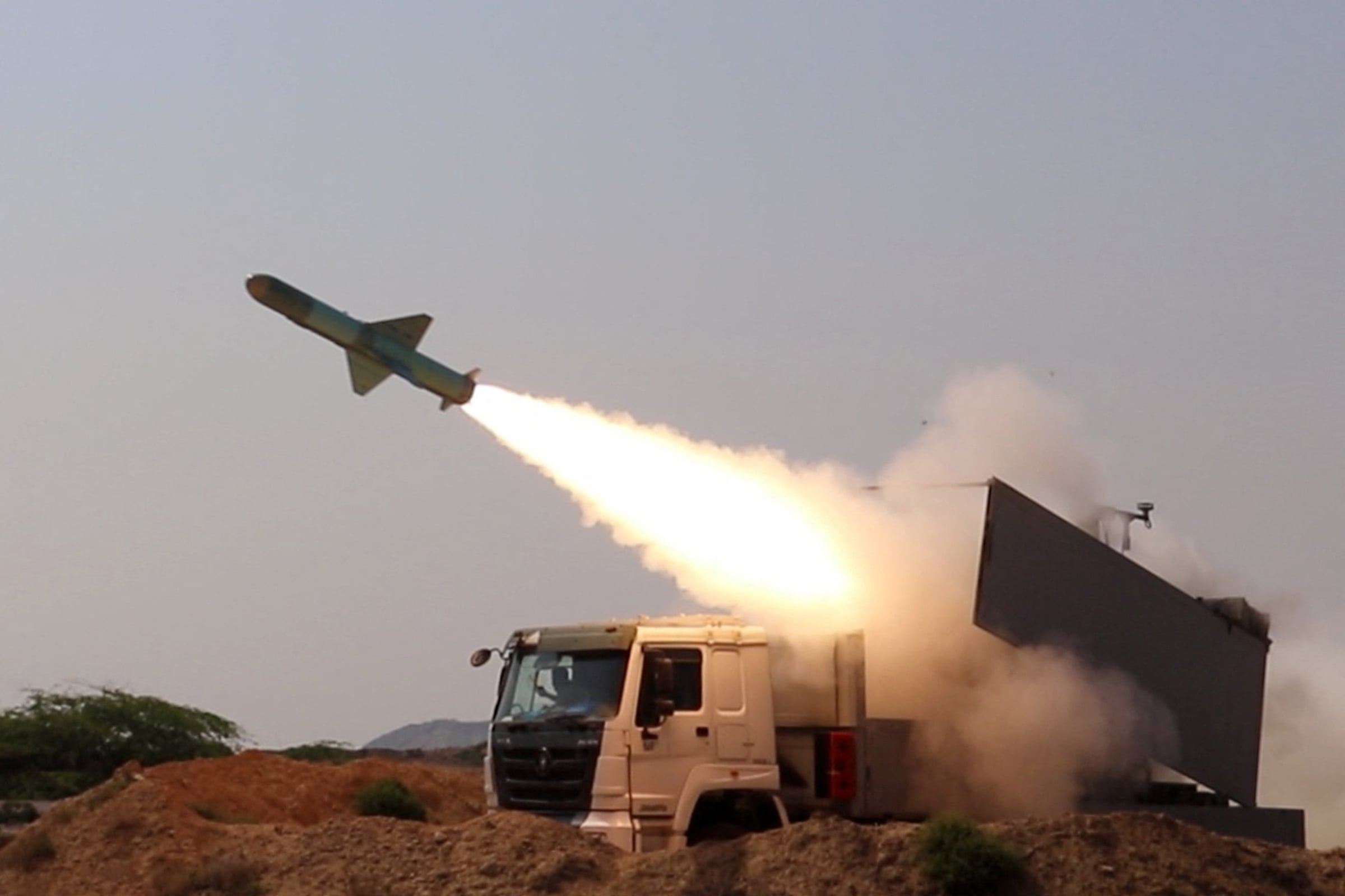 Esta foto, publicada por el sitio web oficial del Cuerpo de la Guardia Revolucionaria de Irán (CGRI), Sepanews, el 17 de febrero de 2026, muestra el lanzamiento de un cohete durante un ejercicio militar en el Estrecho de Ormuz. (Foto de SEPAH NEWS / AFP).