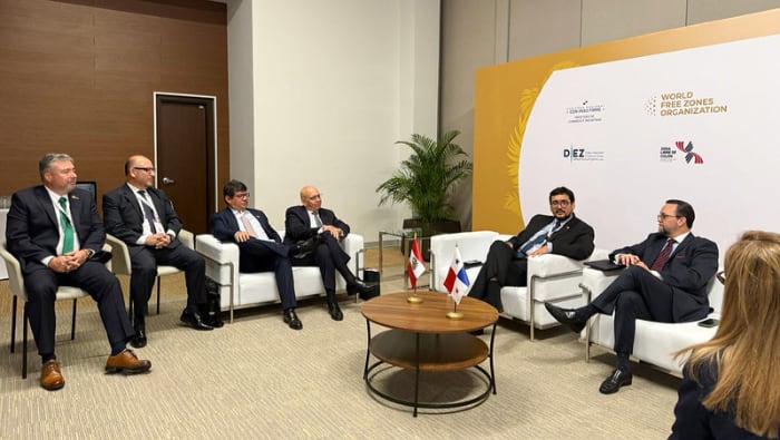 El ministro de Comercio Exterior y Turismo, José Reyes Llanos, sostuvo una reunión bilateral con el ministro de Comercio e Industrias de Panamá, Julio Moltó, Foto: Mincetur.