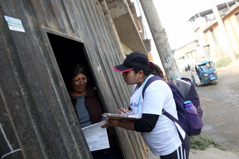El operativo se realiza sin ingresar a los domicilios, y los censistas están plenamente identificados con gorro, chaleco y morral. (Foto: Andina)