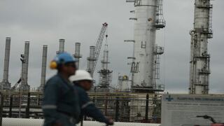 Petróleo sube por retroceso de inventarios en EE.UU.