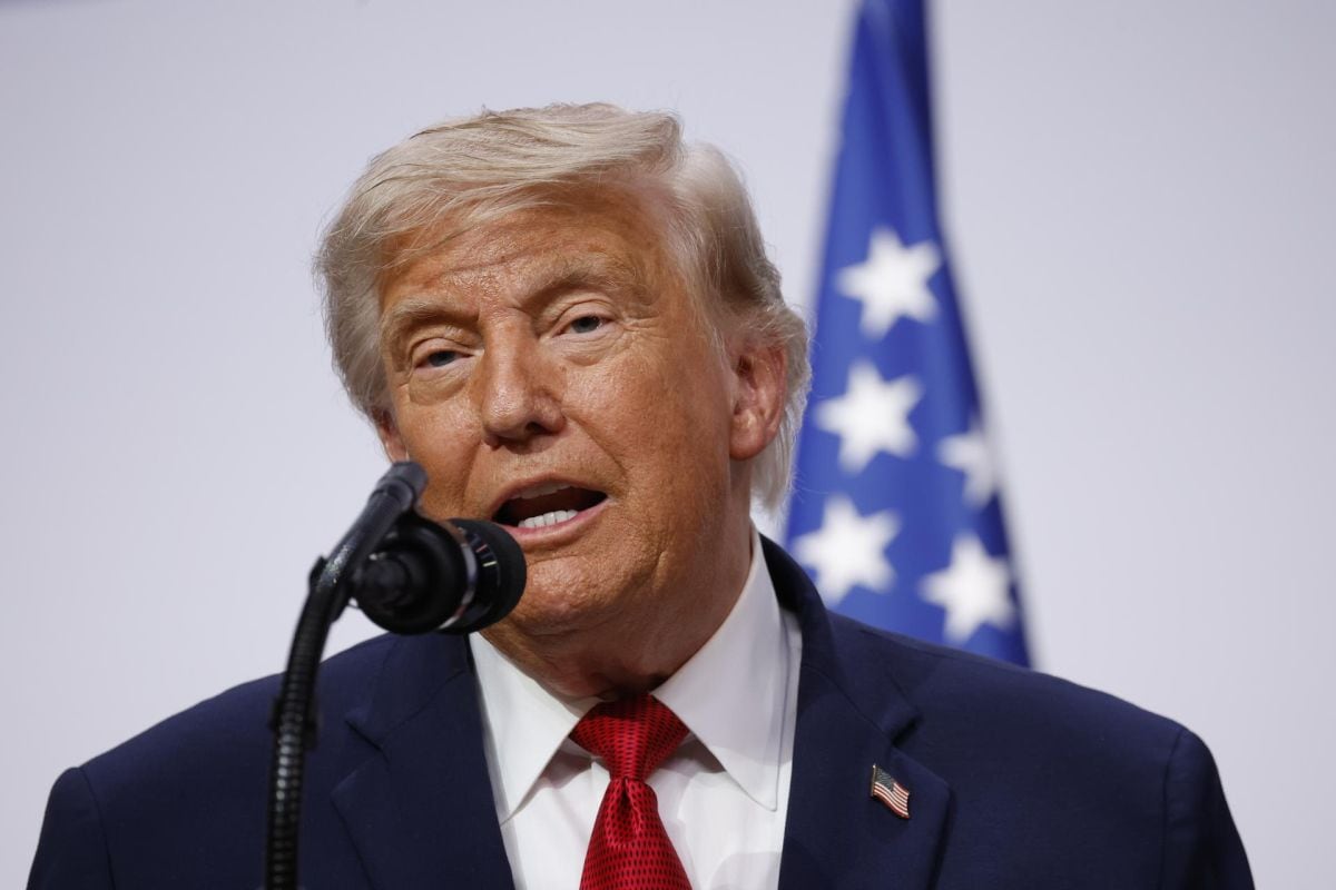 Donald Trump confirmó que firmó el memorando de entendimiento con Irán durante su visita al Palacio de Versalles, en Francia. Foto: EFE/EPA/YOAN VALAT