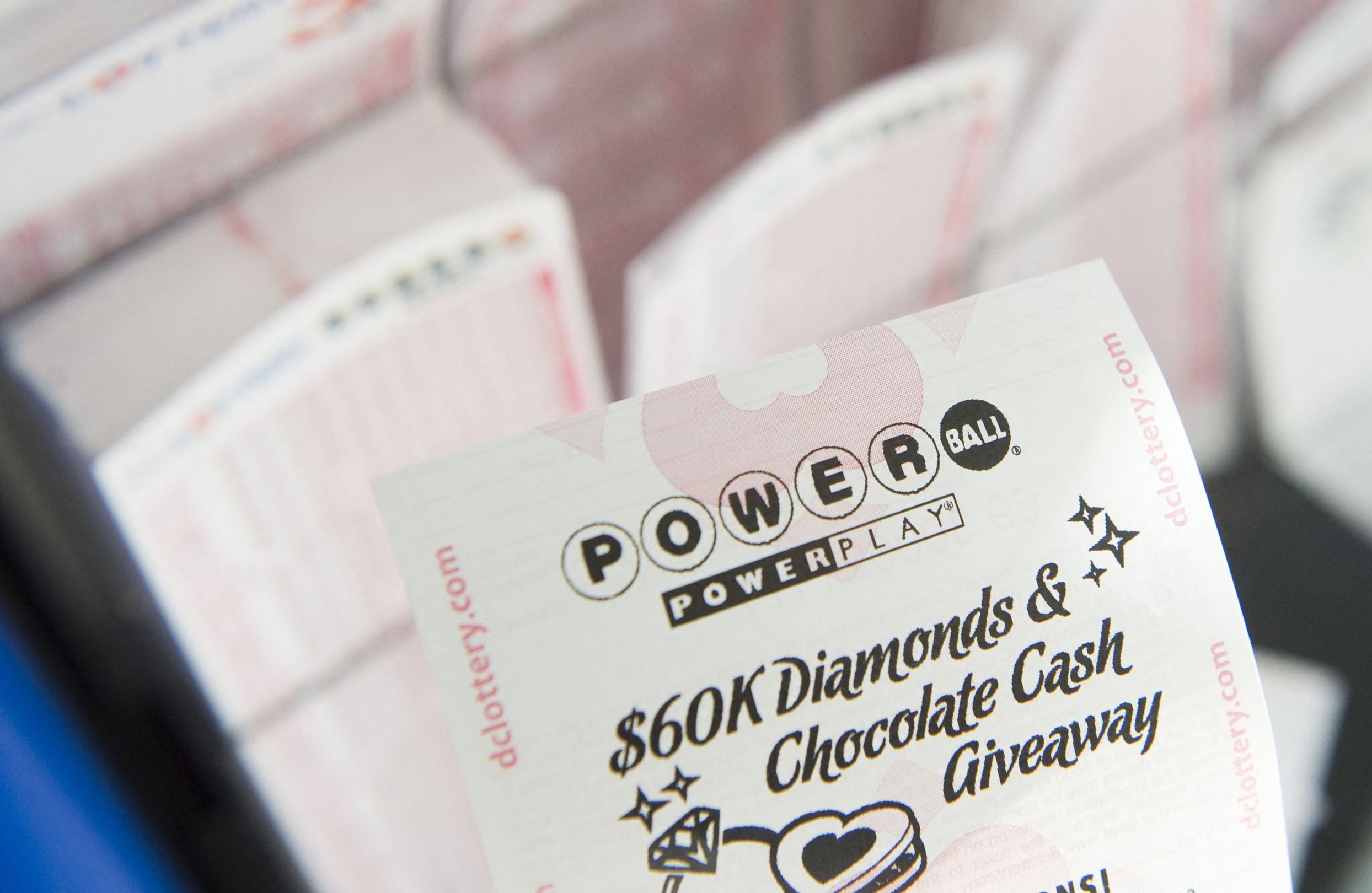 Por lo general, los participantes del Powerball pueden reclamar un premio de hasta $600 en cualquier lotería autorizada de la jurisdicción donde compraron el boleto. (Foto: SAUL LOEB / AFP)