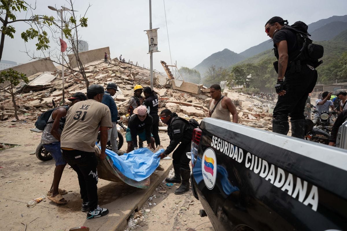 Voluntarios rescatan un cuerpo este jueves, entre los escombros de edificios afectados por los terremotos en La Guaira (Venezuela). (Foto: EFE)