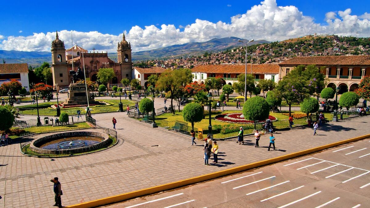 Ayacucho con una población de 688,000 habitantes no cuenta con un centro comercial.