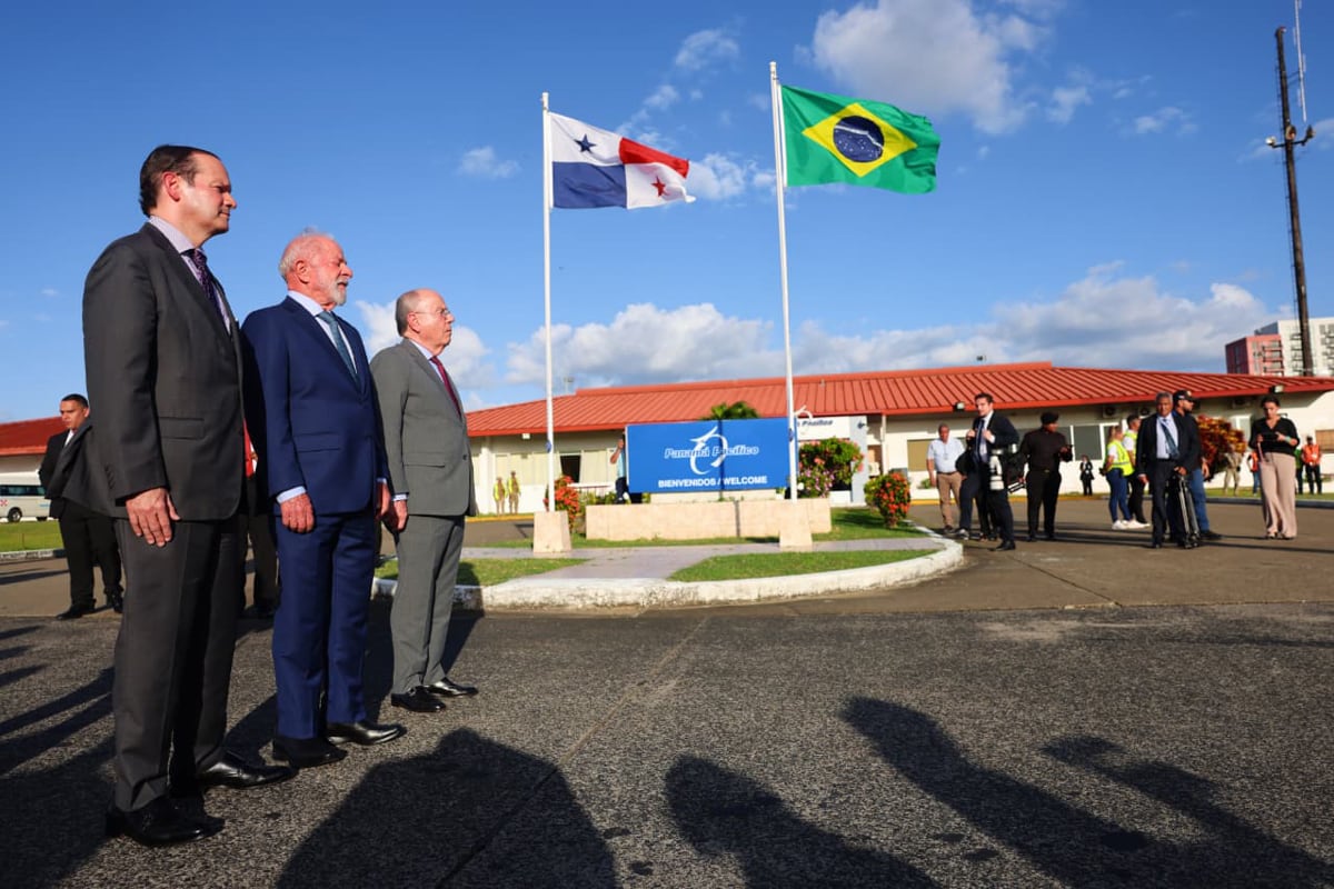 Fotografía cedida por la Cancillería de Panamá que muestra al presidente de Brasil, Luiz Inácio Lula da Silva (2-i), posando junto al canciller de Panamá, Javier Martínez-Acha Vásquez (i) y al canciller de Brasil, Mauro Vieira, a su llegada al Aeropuerto Internacional Panamá Pacífico este martes, en Ciudad de Panamá (Panamá). Da Silva llegó a Panamá para participar el miércoles en la segunda edición del Foro Económico Internacional de América Latina y el Caribe, un encuentro bautizado como el Davos latinoamericano y al que asisten en total ocho mandatarios de la región. EFE/ Cancillería de Panamá