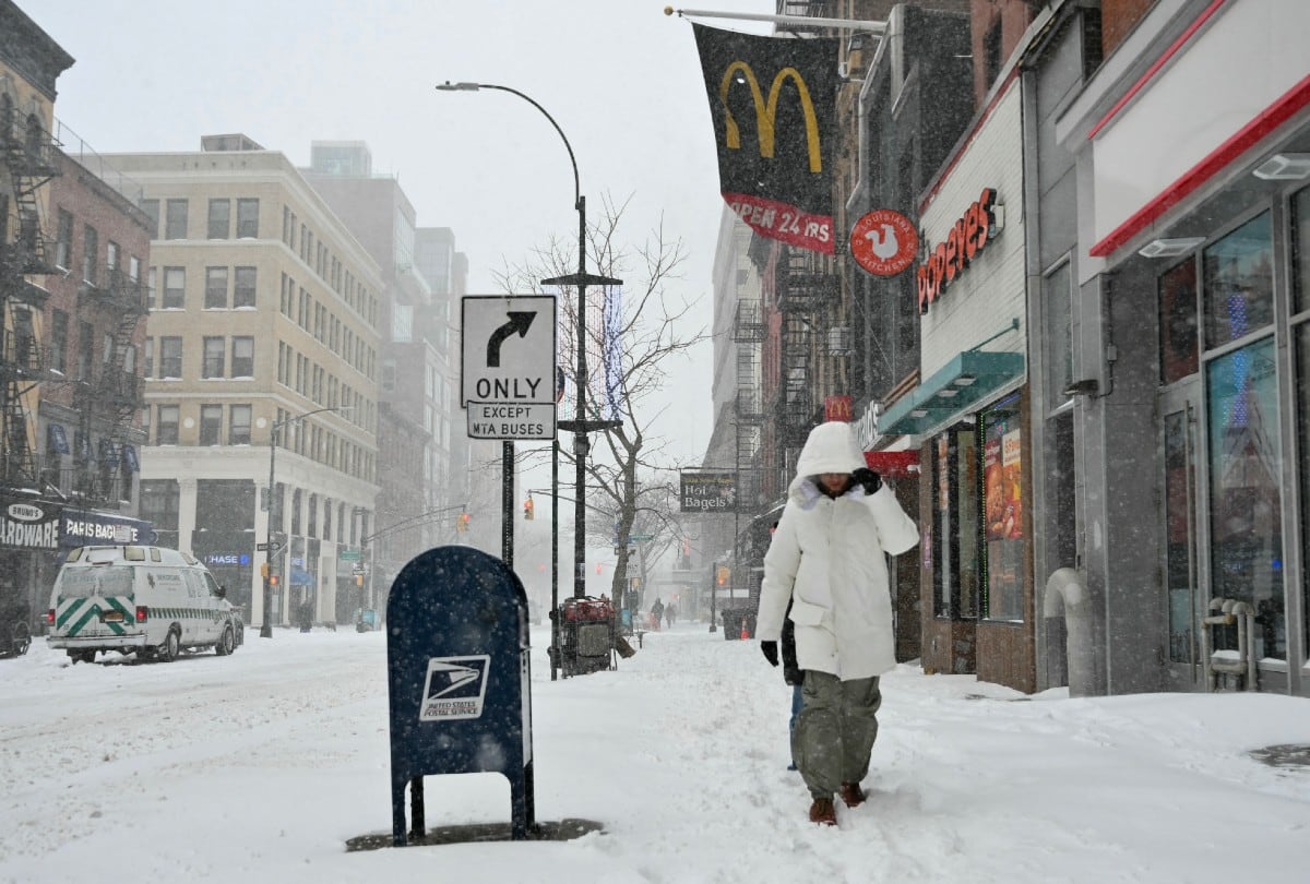 Una persona camina por la nieve en Brooklyn, Nueva York, el 25 de enero de 2026, tras la tormenta invernal que azotó gran parte de EE. UU. | Crédito: ANGELA WEISS / AFP