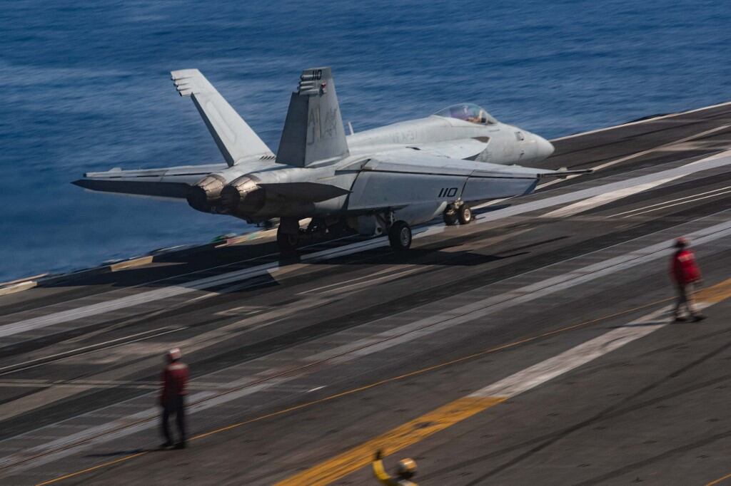 Esta imagen cortesía de la Armada de EE.UU. publicada el 15 de octubre de 2023 muestra un F/A-18E Super Hornet adjunto a los "Ragin" Bulls del Escuadrón de Cazas de Ataque (VFA) 37 despegando desde la cubierta de vuelo del portaaviones más grande del mundo, el USS Gerald R. Ford (CVN 78), en el Mar Mediterráneo Oriental, el 12 de octubre de 2023. (Foto de Jennifer Newsome / US NAVY / AFP)