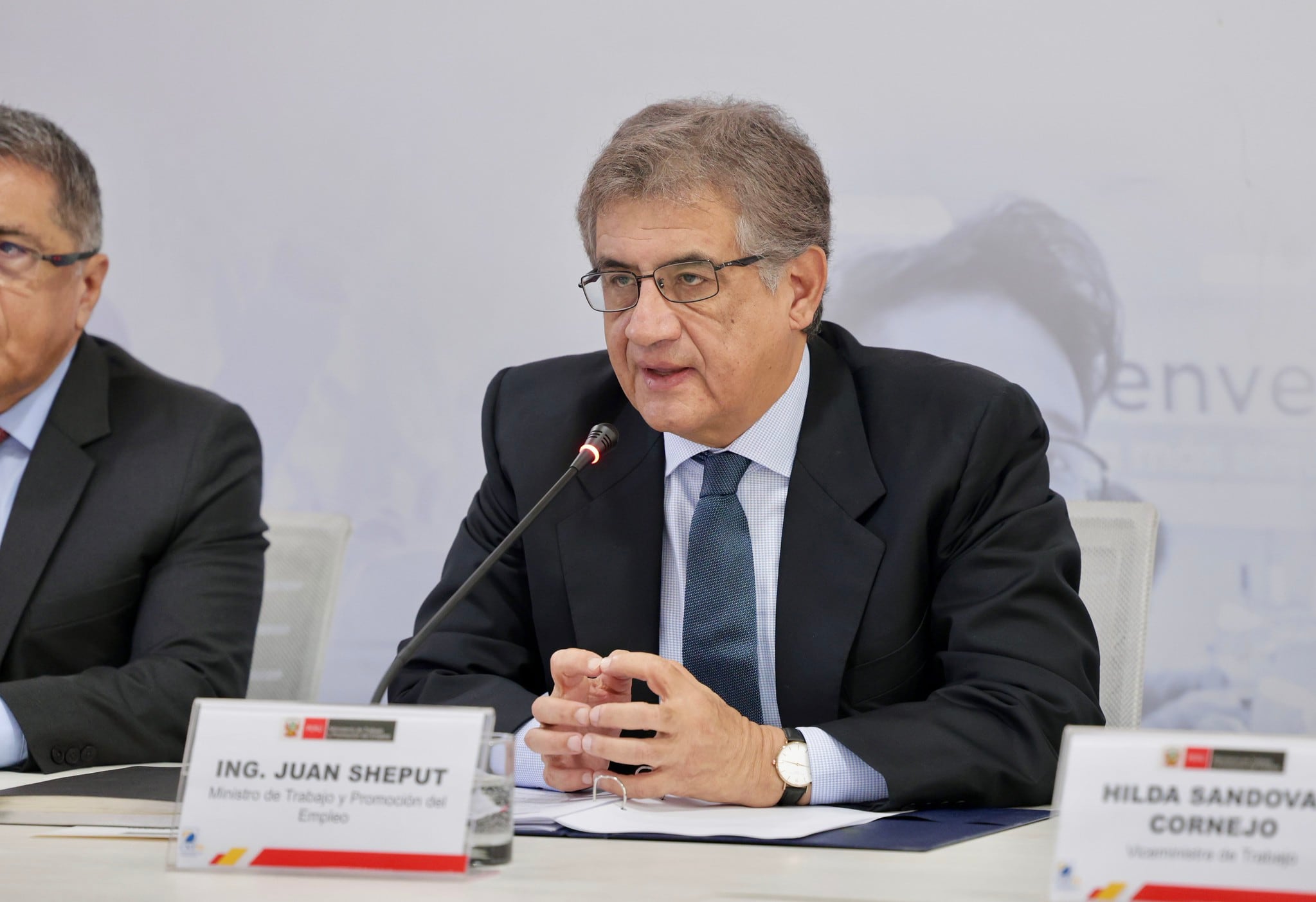 El ministro Juan Sheput pidió a los parlamentarios considerar los efectos que una nueva ley de retiro podría ocasionar en el país.| Foto: MTPE