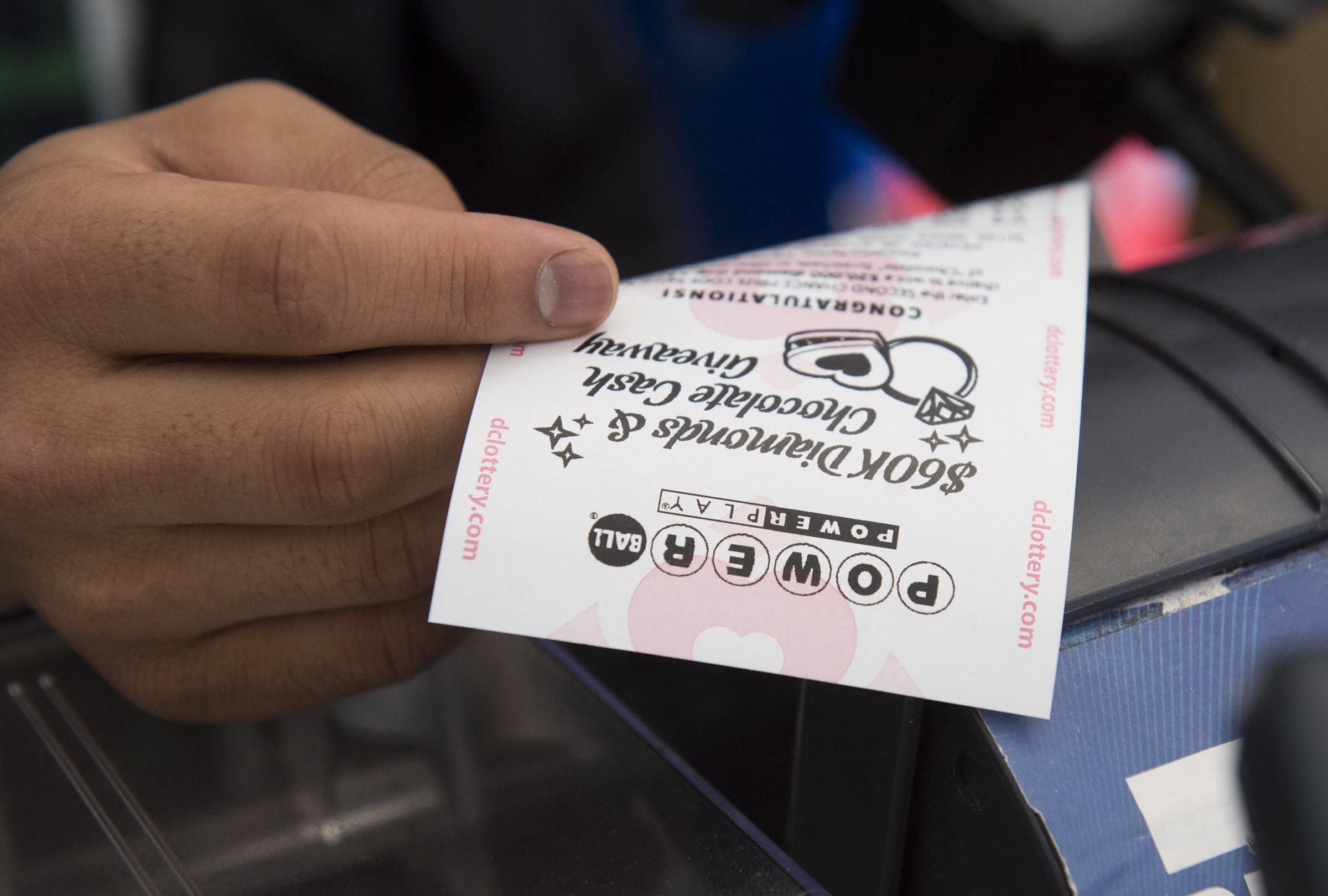 Revisa esta nota para conocer los números ganadores del Powerball en el sorteo del 08/12/2025 y averiguar si el premio mayor ya tiene dueño. (Foto: SAUL LOEB / AFP)