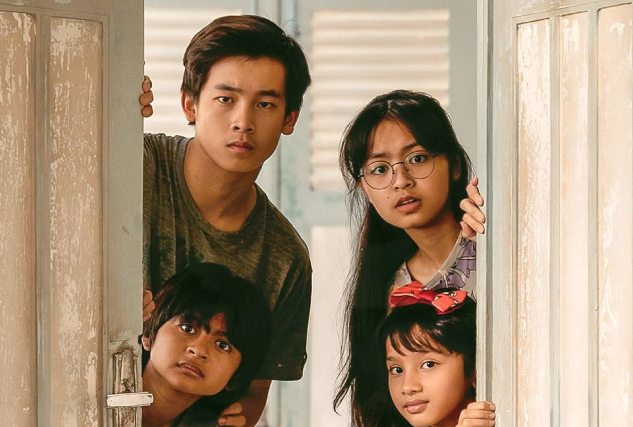 Kefas (Millo Taslim) lidera a los niños huérfanos para hacer travesuras en contra del nuevo cuidador en la película indonesia "Una carta a mi juventud" (Foto: Netflix)