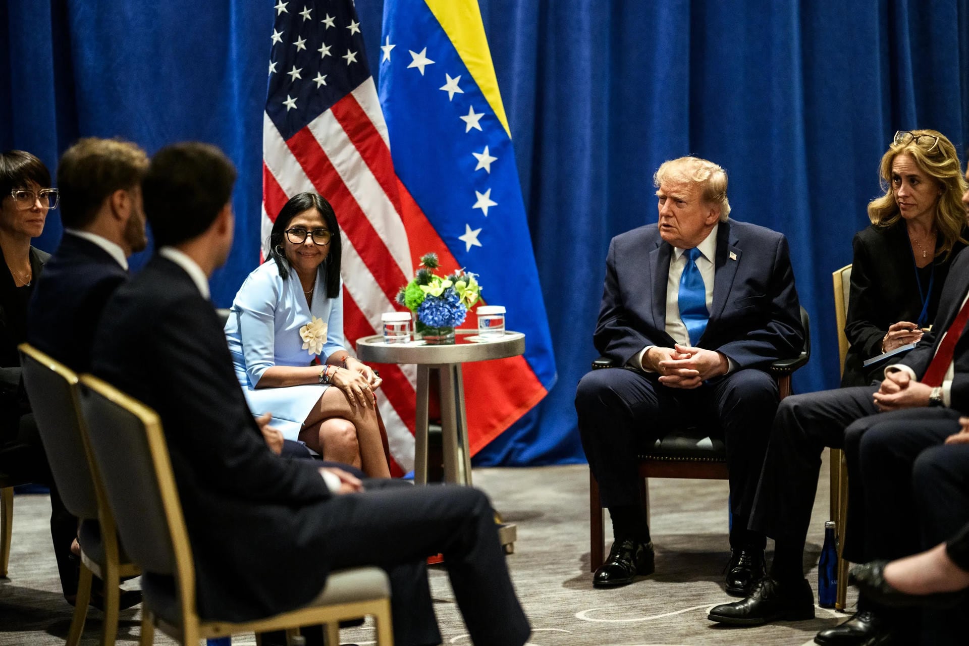 La presidenta interina de Venezuela, Delcy Rodríguez hablando con el presidente de Estados Unidos, Donald Trump, en un encuentro en Nueva York. (EFE/ Prensa Presidencial de Venezuela).