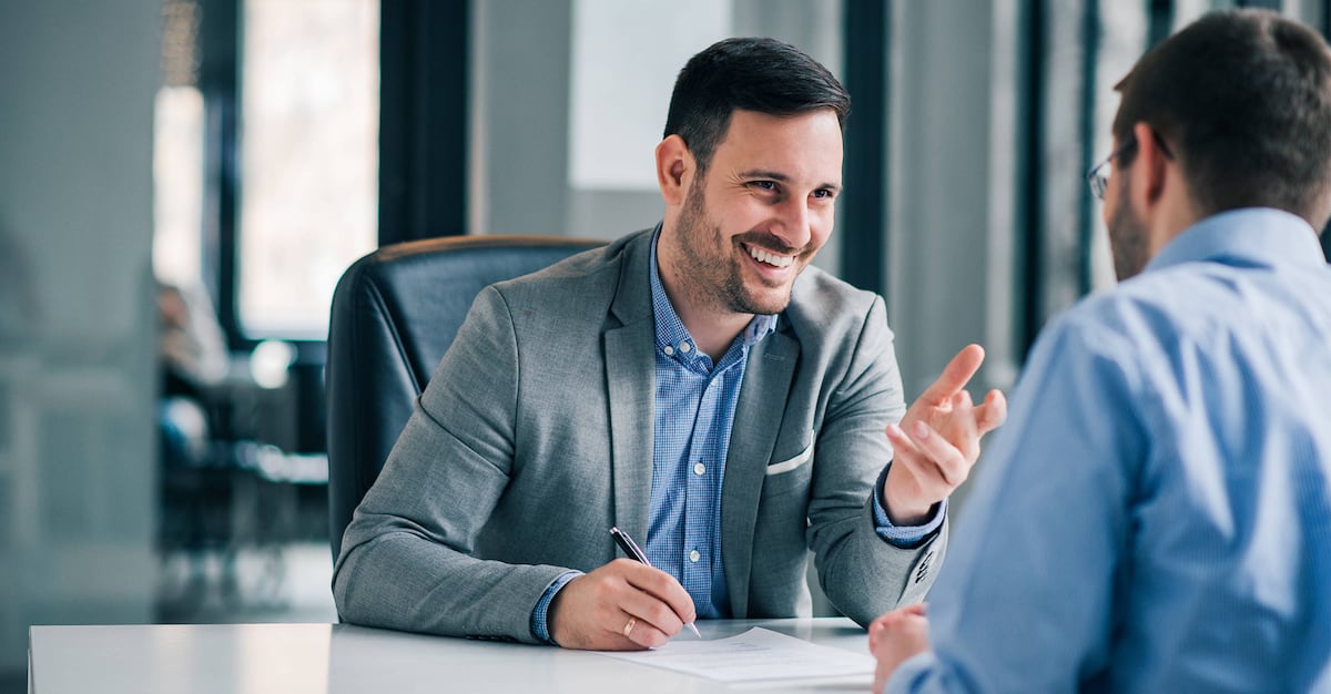 Un líder efectivo no solo dirige, sino que también escucha, comprende y se involucra con las necesidades de su equipo. (Foto: iStock)