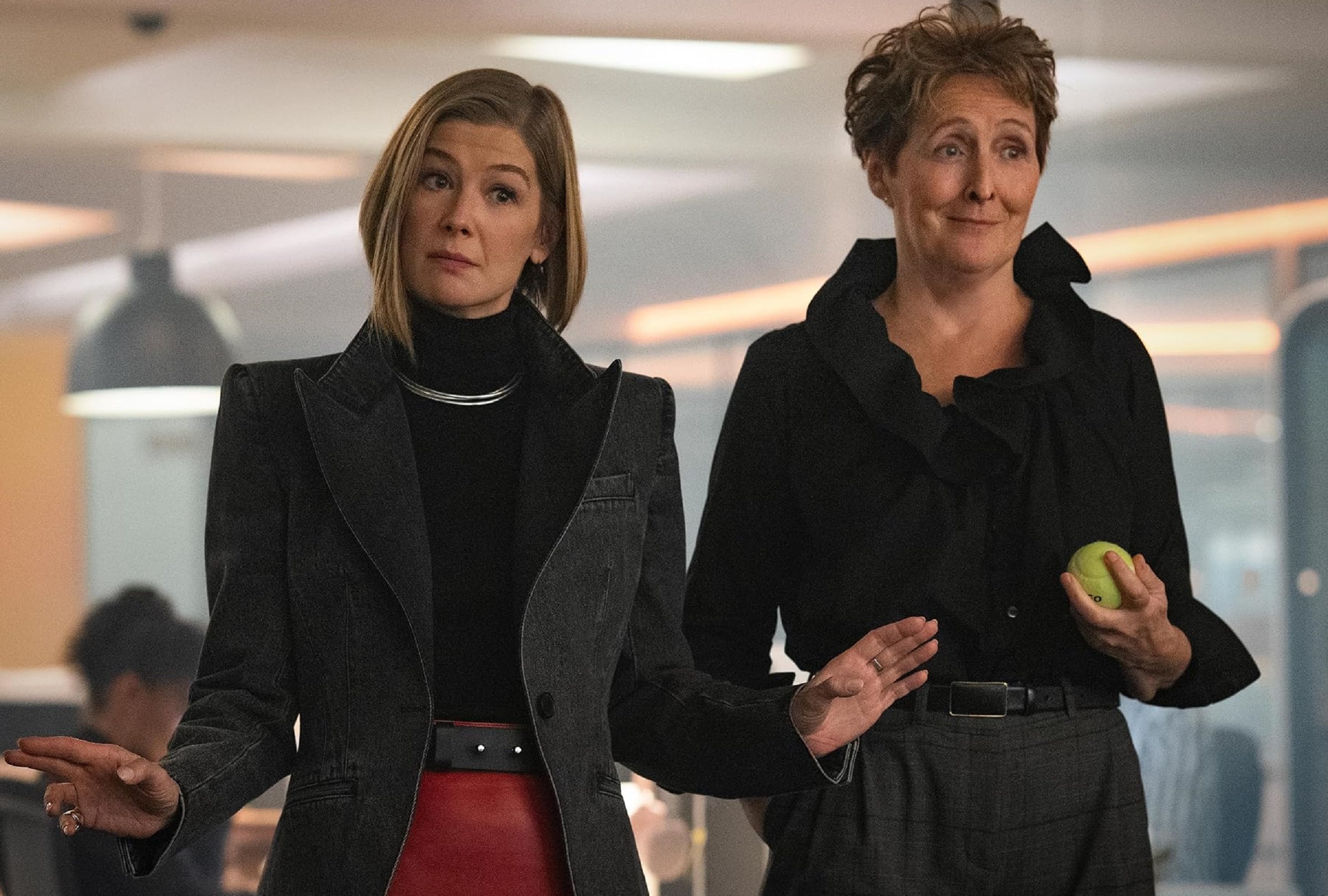 Rosamund Pike interpreta a Alex y Fiona Shaw es parte del elenco de la película comedia "Las damas primero" (Foto: Netflix)