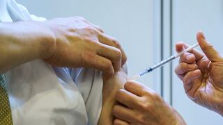 Infección previa de COVID previene delta más que vacuna