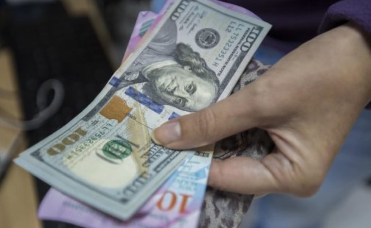 Bolivia flexibiliza el dólar oficial tras años de escasez de divisas| Foto: AFP