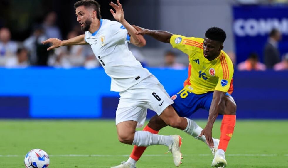 El informe pone de manifiesto el problema de los numerosos compromisos de los futbolistas en competiciones de carácter internacional con sus clubes y, en especial, con sus selecciones, en las que llegan a pasar hasta un 18% del tiempo total anual de trabajo entre concentraciones y compromisos con marcas. (Foto: Getty Images).