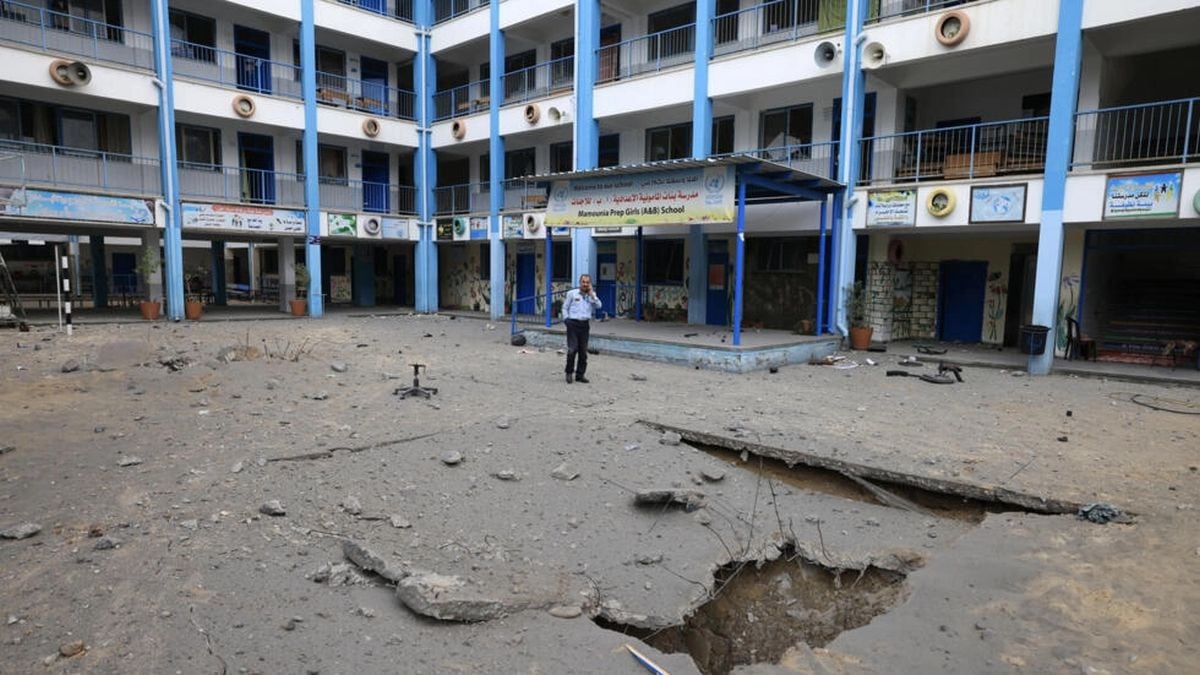 El patio de un colegio de Gaza gestionado por la Agencia de la ONU para los Refugiados Palestinos afectado por los bombardeos israelíes, en una imagen del 9 de octubre de 2023. (Foto: AFP)