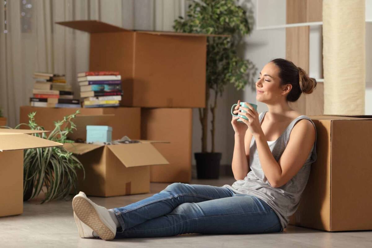 Los jóvenes que viven solos ganan en promedio cinco veces más que los adultos mayores. Foto: Nexo Inmobiliario