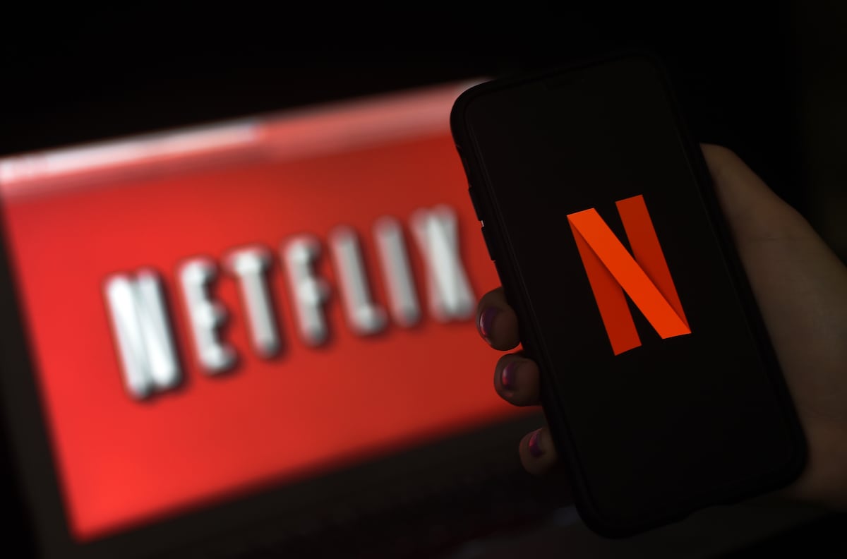 En esta foto de archivo tomada el 31 de marzo de 2020, la pantalla de una computadora y un teléfono móvil muestran el logotipo de Netflix en Arlington, Virginia. (Foto de Olivier DOULIERY / AFP)