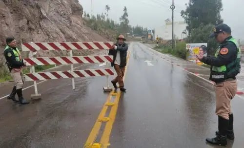Las autoridades exhortan a la población a respetar el cierre de la vía, evitar transitar por la zona afectada y mantenerse atenta a los comunicados oficiales. (Foto: Difusión)