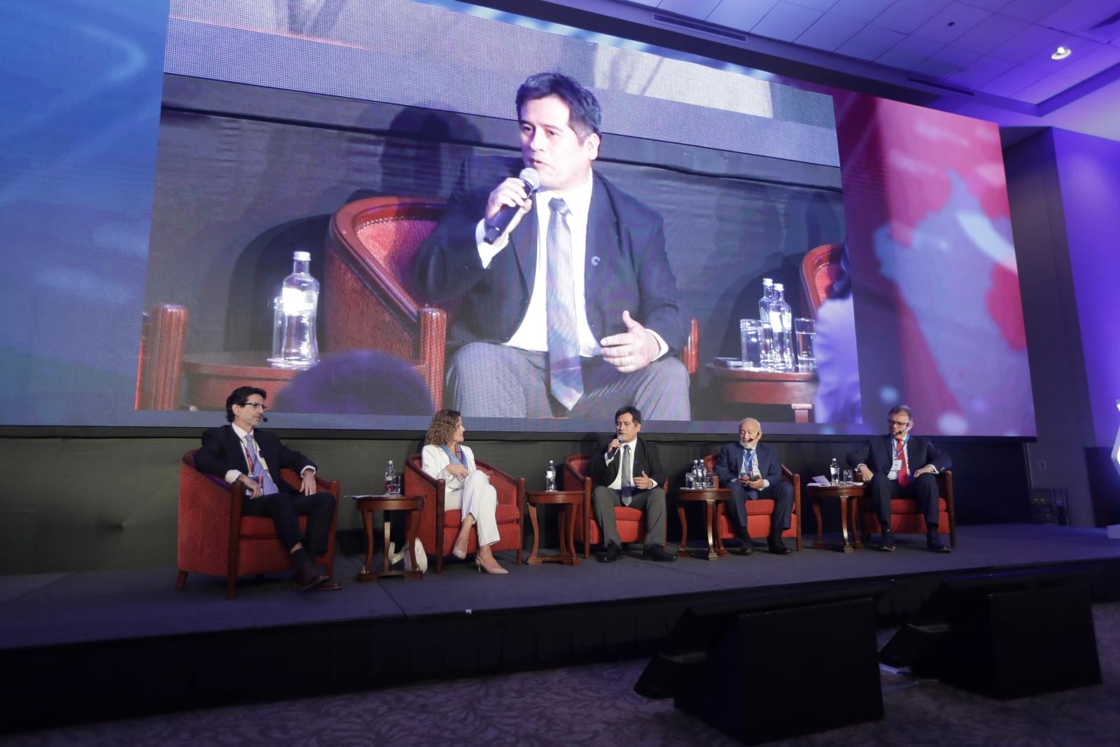 El sector privado apunta que el Perú tiene condiciones para duplicar su crecimiento, pero la inestabilidad política, la débil institucionalidad y la falta de ejecución frenan su desarrollo. (Foto: Julio Reaño para GEC)