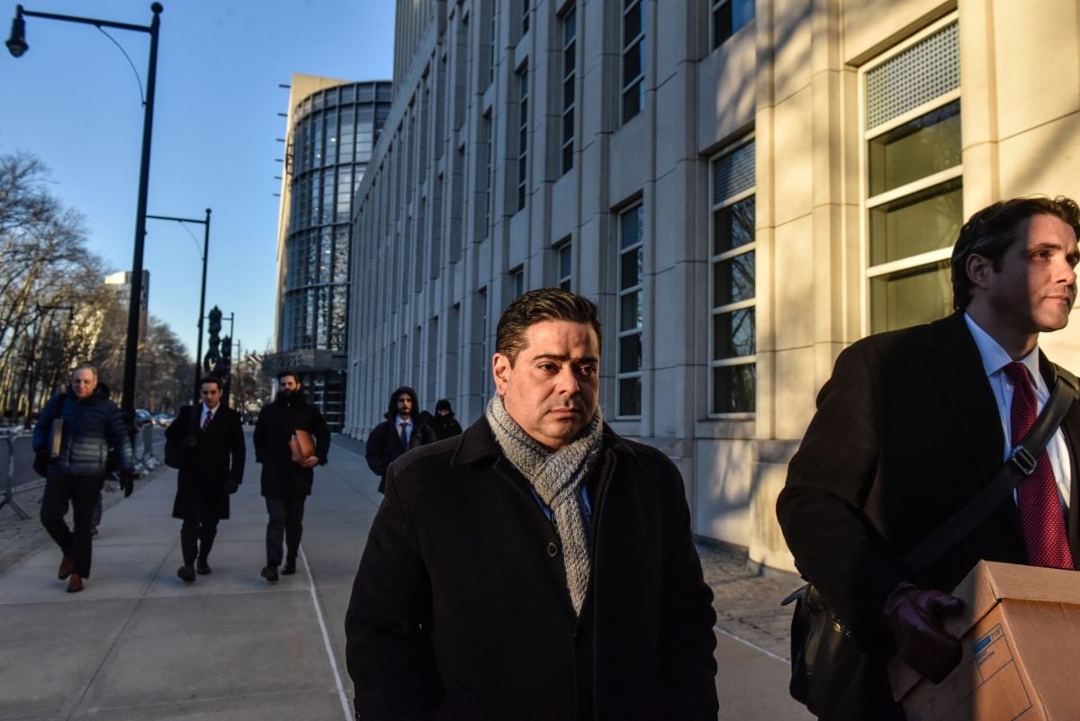 Javier Aguilar, ex comerciante de petróleo de Vitol Group, centro, sale del tribunal federal en el distrito de Brooklyn de Nueva York, EE. UU., el martes 20 de febrero de 2024. Aguilar es acusado de sobornar a funcionarios de los gobiernos de Ecuador y México para ganar más de US$ 500 millones en negocios para Vitol, la firma independiente de comercialización de petróleo más grande del mundo, de las empresas estatales Petroecuador y Petróleos Mexicanos.