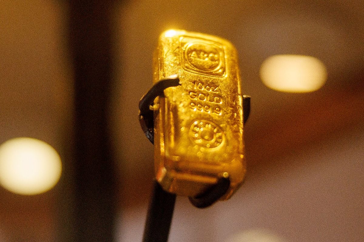 A 10-ounce gold bar is displayed at an ABC Bullion store in Sydney, Australia, on Friday, Jan. 23, 2026. Gold closed in on $5,000 an ounce, with geopolitical risks and renewed threats to the Federal Reserves independence supporting a record-breaking rally. Photographer: Brendon Thorne/Bloomberg