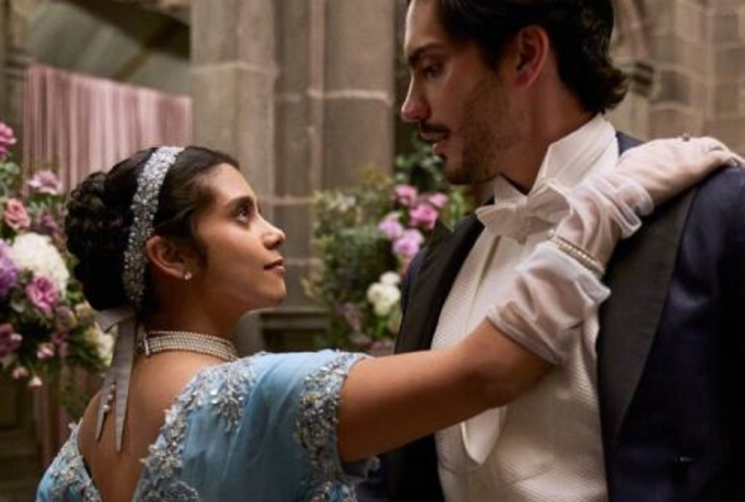 Renata Vaca como Emilia Sauri y Iván Amozurrutia como Antonio Zavalza en la serie mexicana "Mal de amores" (Foto: Netflix)