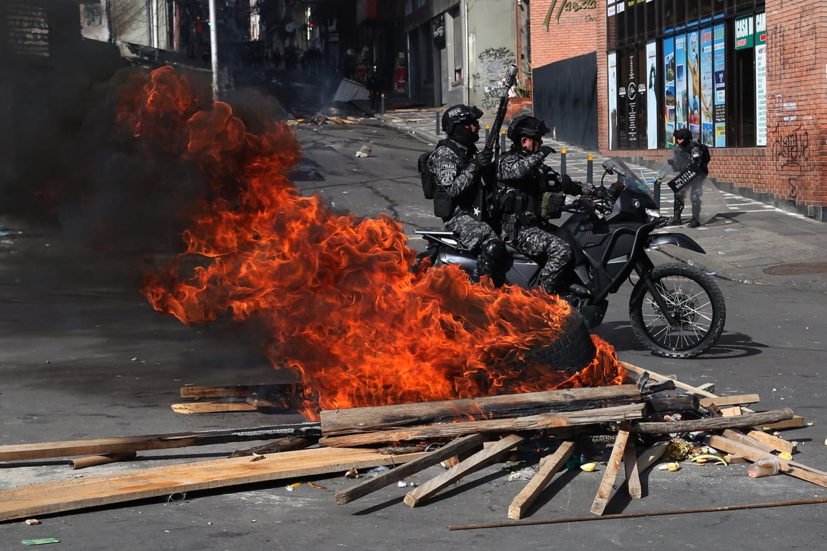 Integrantes de la Policía de Bolivia custodian una calle durante un enfrentamiento con sindicalistas bolivianos, en La Paz, Bolivia, el 5 de enero de 2026. (Luis Gandarillas / EFE)