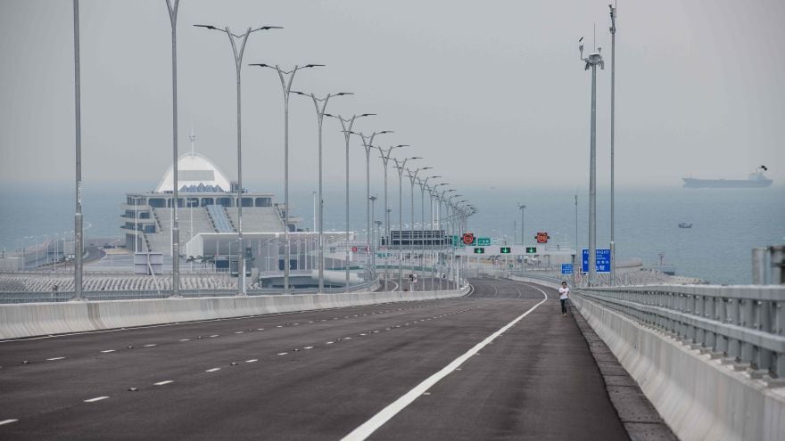 El Air Land Fresh Lane es el canal verde aduanero del Puerto Zhuhai, conectado al puente Hong Kong-Zhuhai-Macao, el más largo del mundo sobre el mar. (AP).