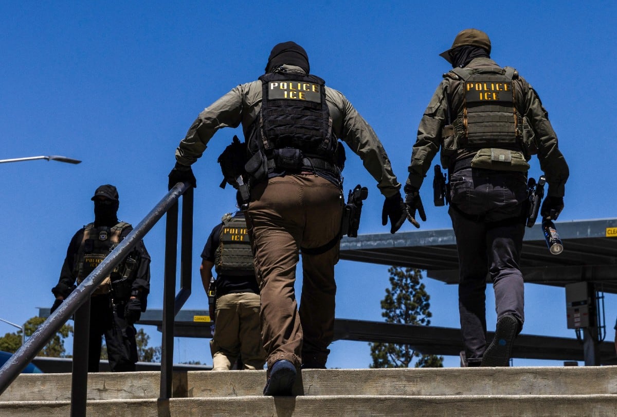 ICE planea adquirir guantes capaces de emitir descargas eléctricas para sus agentes. | Crédito: BLAKE FAGAN / AFP