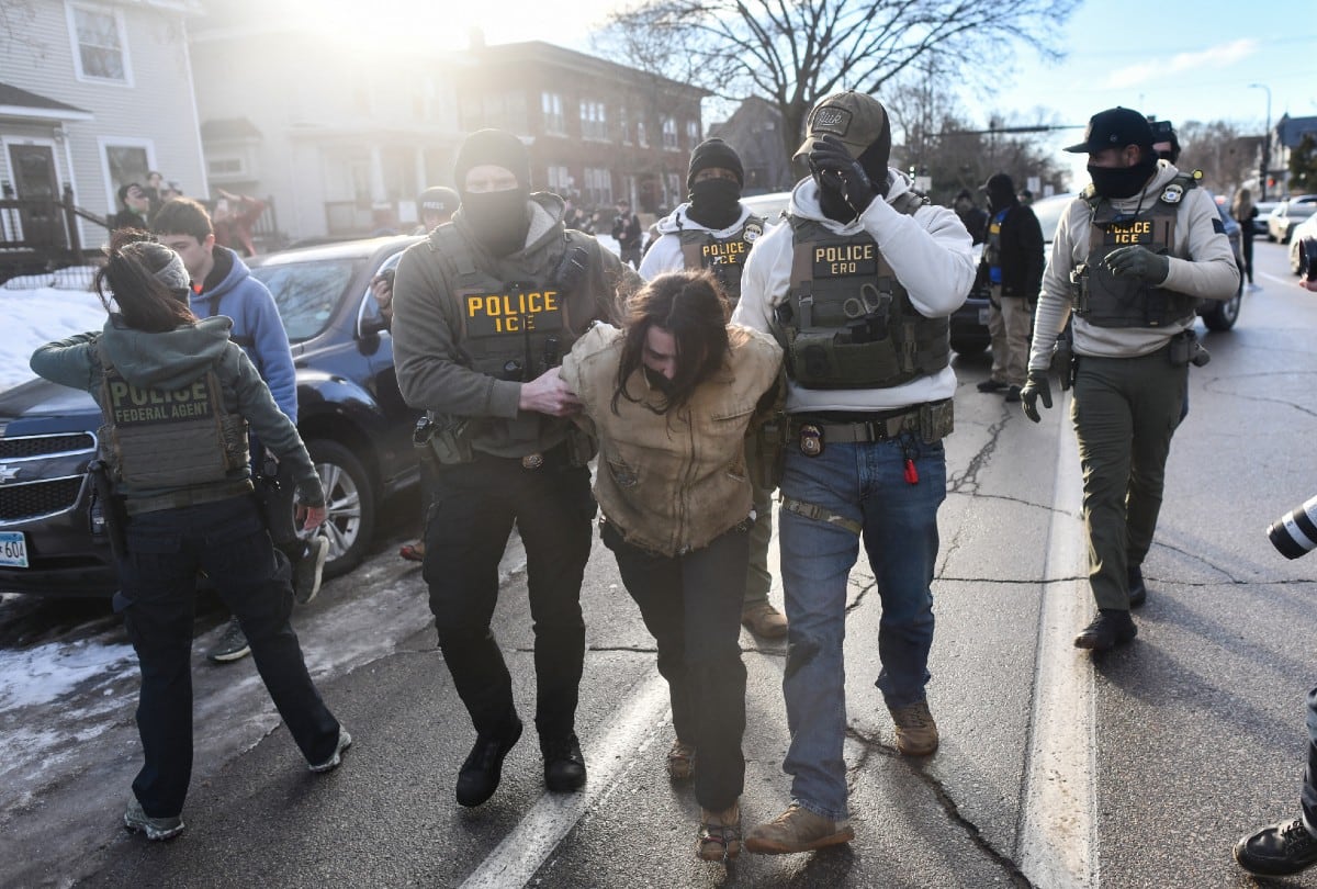 Existen denuncias contra agentes de ICE que están deteniendo a personas sin verificar su estatus legal. (Crédito: Crédito Octavio JONES / AFP)