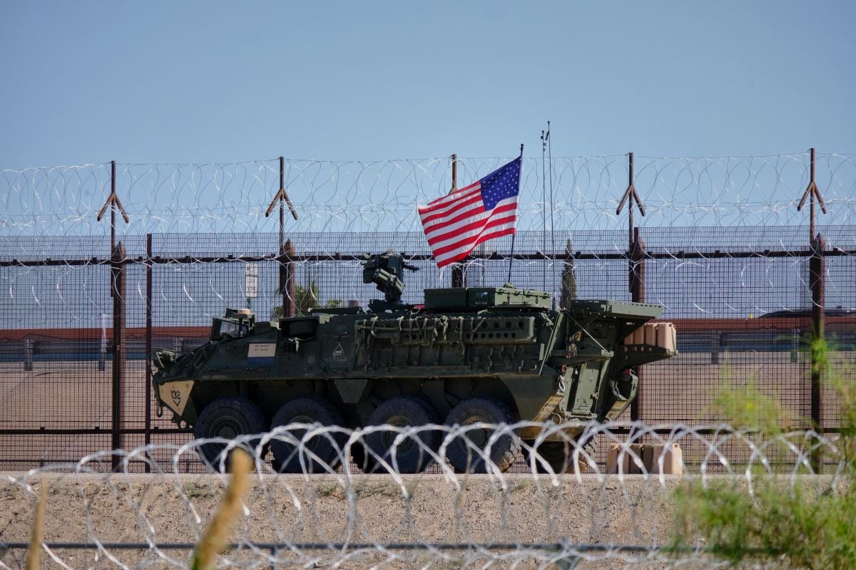 Un tanque del Ejército estadounidense en el muro fronterizo de Juárez, estado de Chihuahua, México, el viernes 18 de julio de 2025. Las autoridades mexicanas quedaron desconcertadas por la última amenaza arancelaria del presidente Donald Trump, tras visitar con frecuencia a sus principales asesores en Washington para convencerlo de que sus esfuerzos en la lucha contra el narcotráfico estaban dando frutos. Fotógrafo: Mauricio Palos/Bloomberg