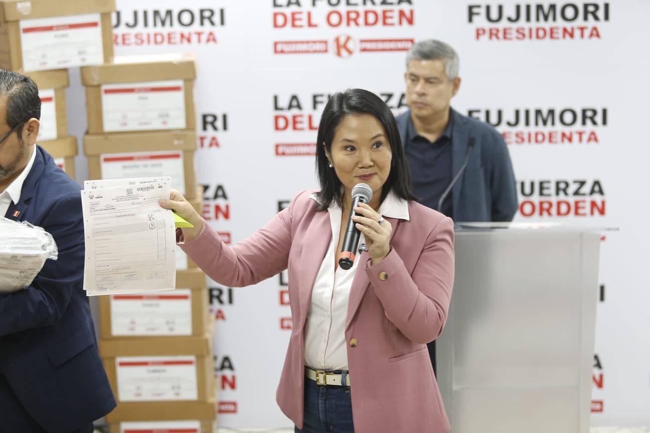 Las declaraciones fueron realizadas en una conferencia de prensa donde mostró cajas que contenían 82,514 copias de actas pertenecientes a la segunda vuelta. Foto: GEC
