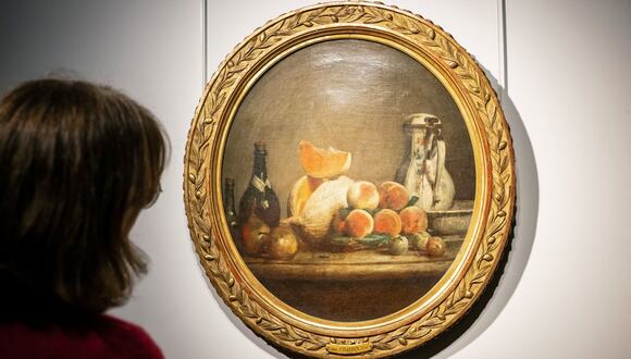 Esta fotografía tomada el 5 de abril de 2024 muestra un bodegón titulado "Melón, peras, melocotones y ciruelas" o "El melón cortado" del pintor francés Jean Simeon Chardin en la casa de subastas Christie's de París, que se subastará el 12 de junio. (Foto de BERTRAND GUAY / AFP) / USO RESTRINGIDO A EDITORIAL - MENCIÓN OBLIGATORIA DEL ARTISTA EN EL MOMENTO DE LA PUBLICACIÓN - PARA ILUSTRAR EL EVENTO COMO SE ESPECIFICA EN EL TÍTULO