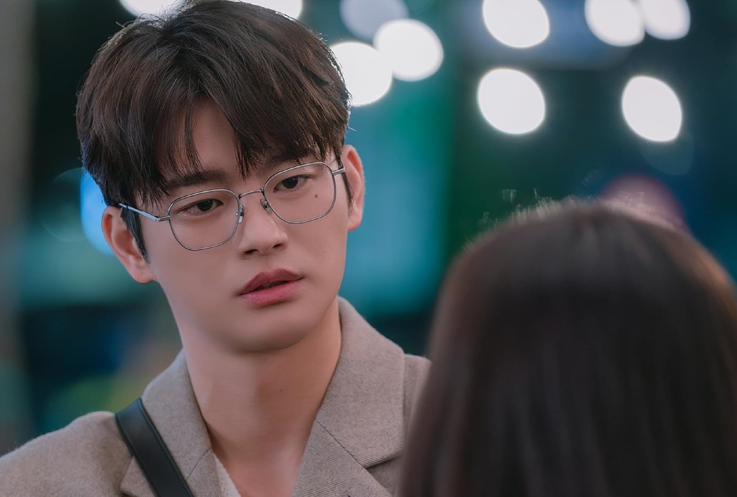 Park Kyeong-nam (Seo In-guk) hablando con Seo Mi-rae (Jisoo) en una escena de la serie coreana "Un novio por suscripción" (Foto: Netflix)
