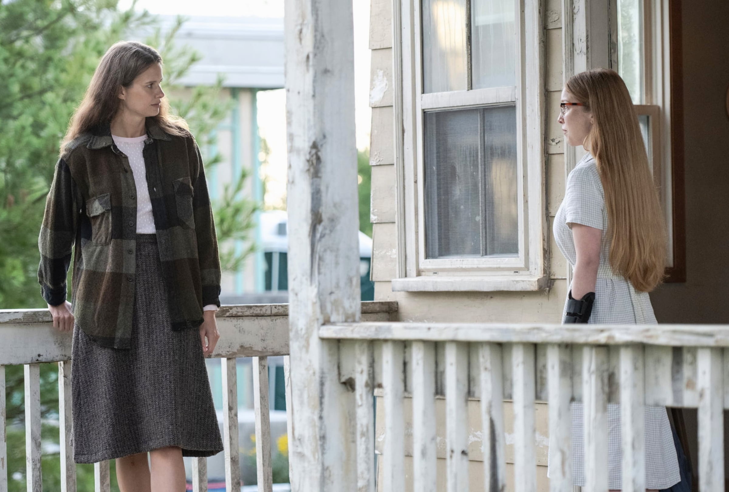 Avery Konrad como Sara Myers y Julia Doyle como Sophia en una escena del episodio 8 de la temporada 4 de la serie "From" (Foto: MGM International TV Productions)